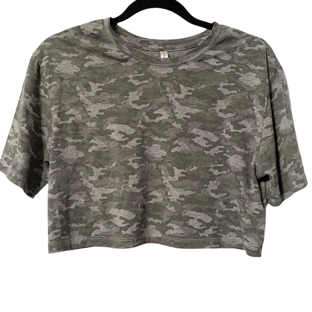 Fabletics Gray Camo Cropped Short Sleeve Shirt - Picture 5 of 6
